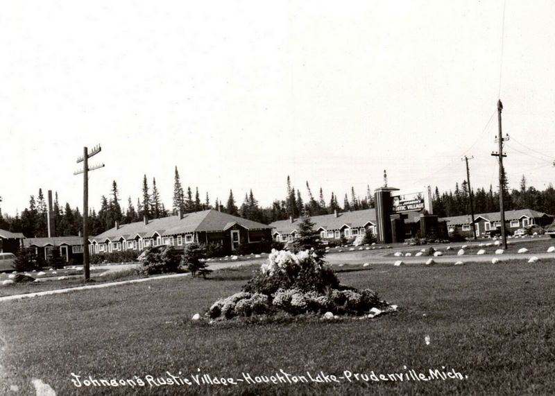 Johnsons Rustic Village (White Deer Condominiums) - Vintage Postcard